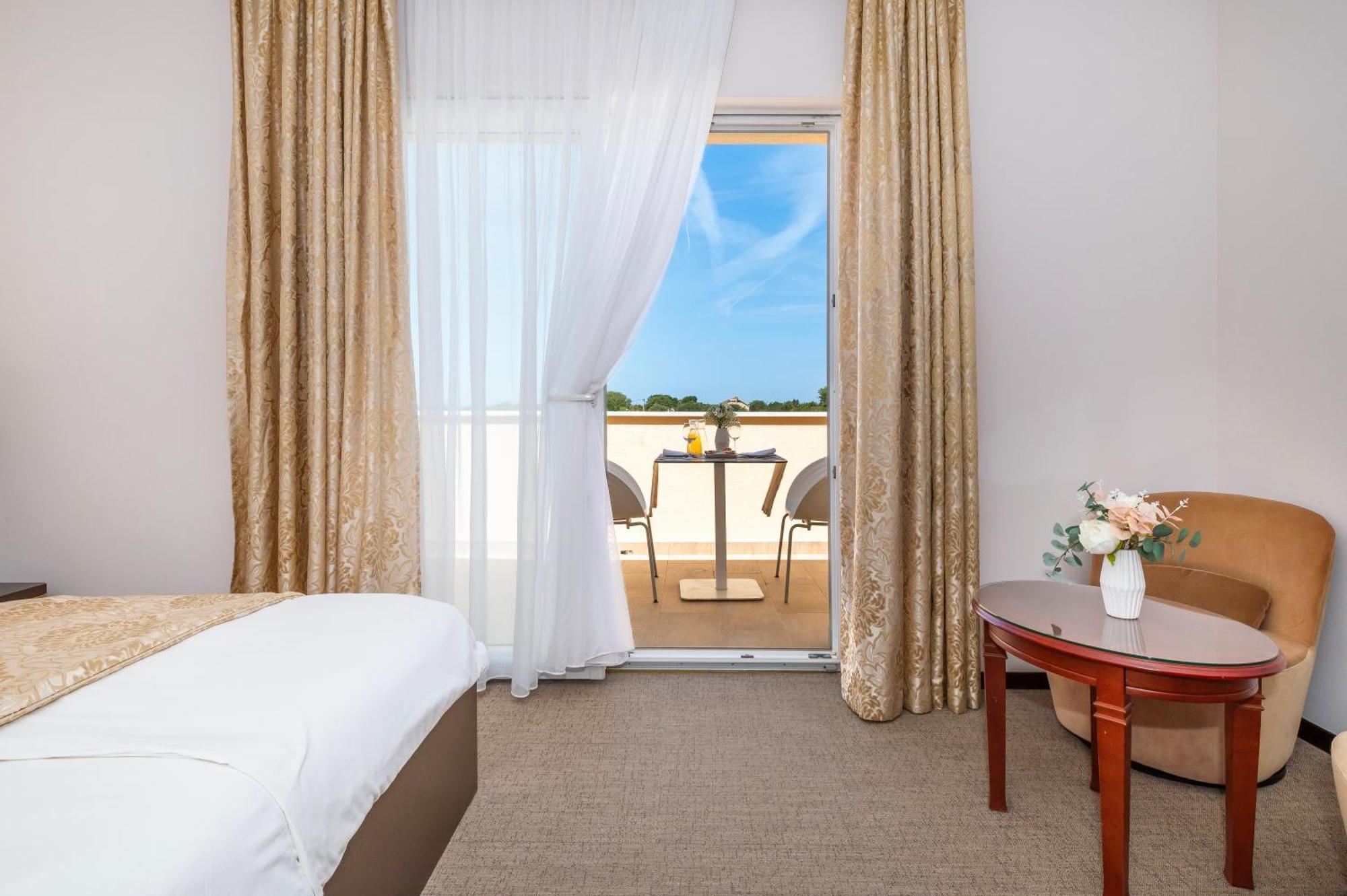 Guest Accommodation Atrium Gulin 로조박 외부 사진