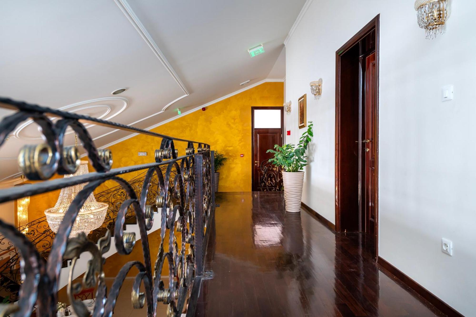 Guest Accommodation Atrium Gulin 로조박 외부 사진