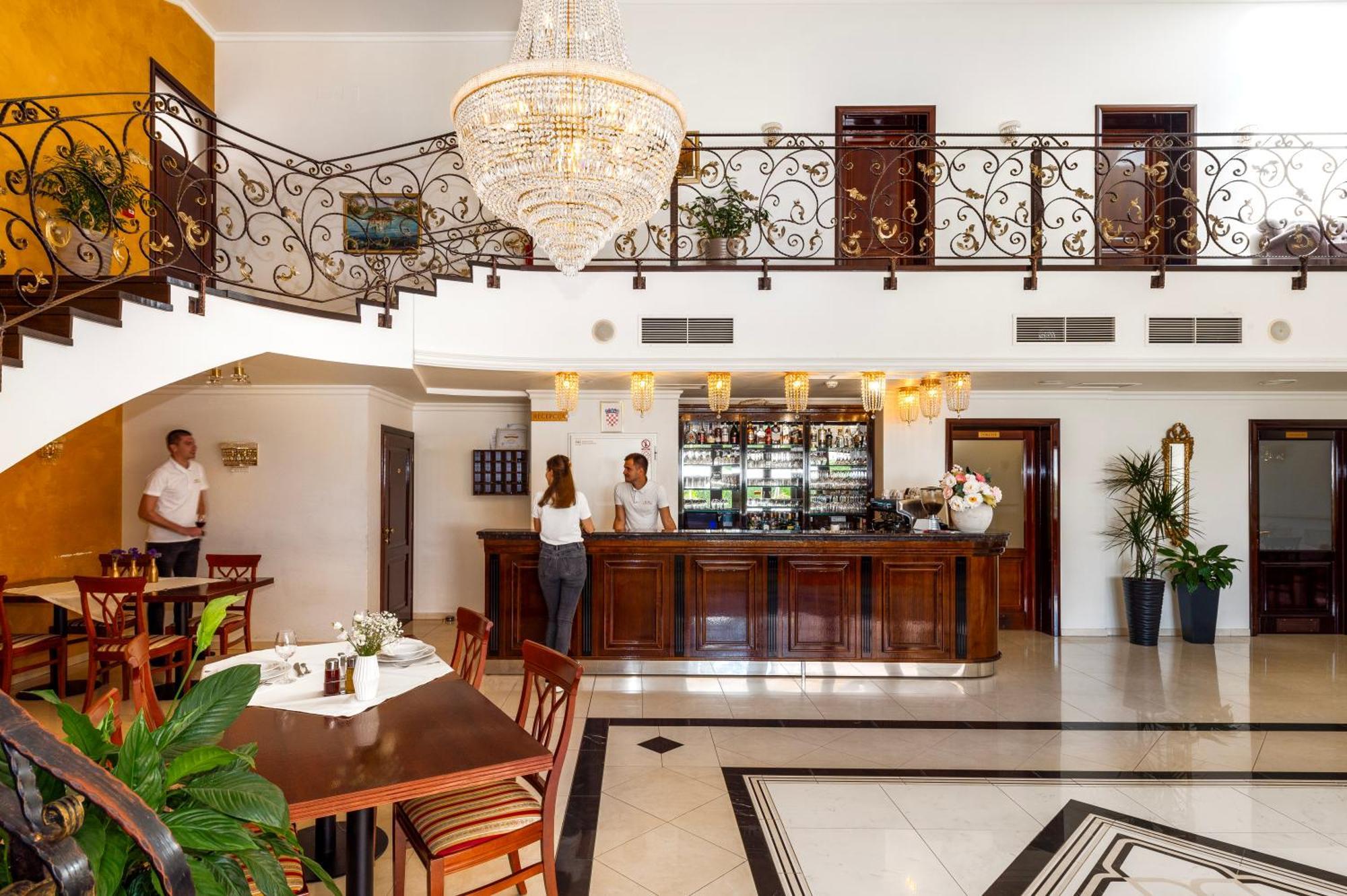 Guest Accommodation Atrium Gulin 로조박 외부 사진