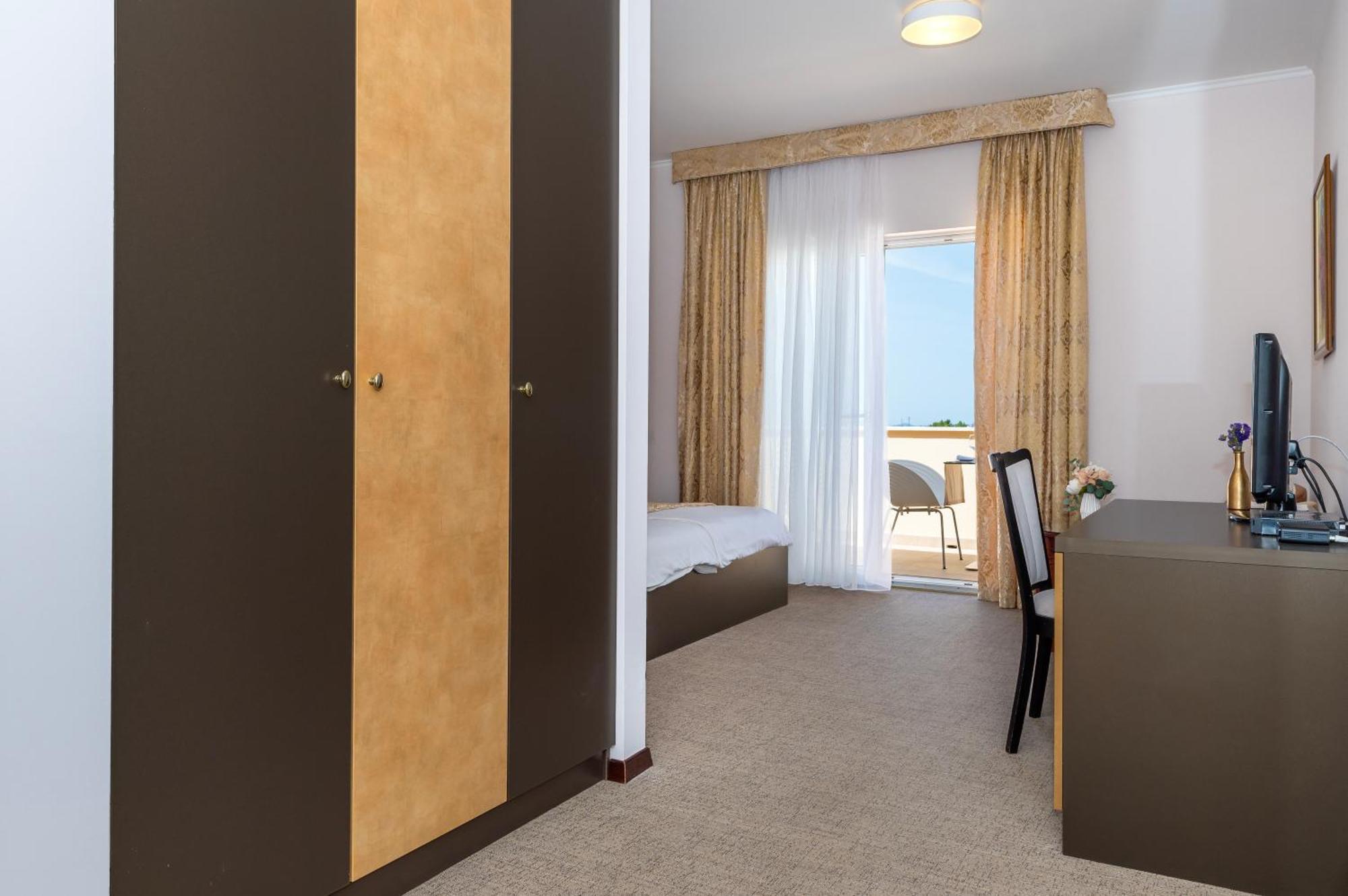 Guest Accommodation Atrium Gulin 로조박 외부 사진