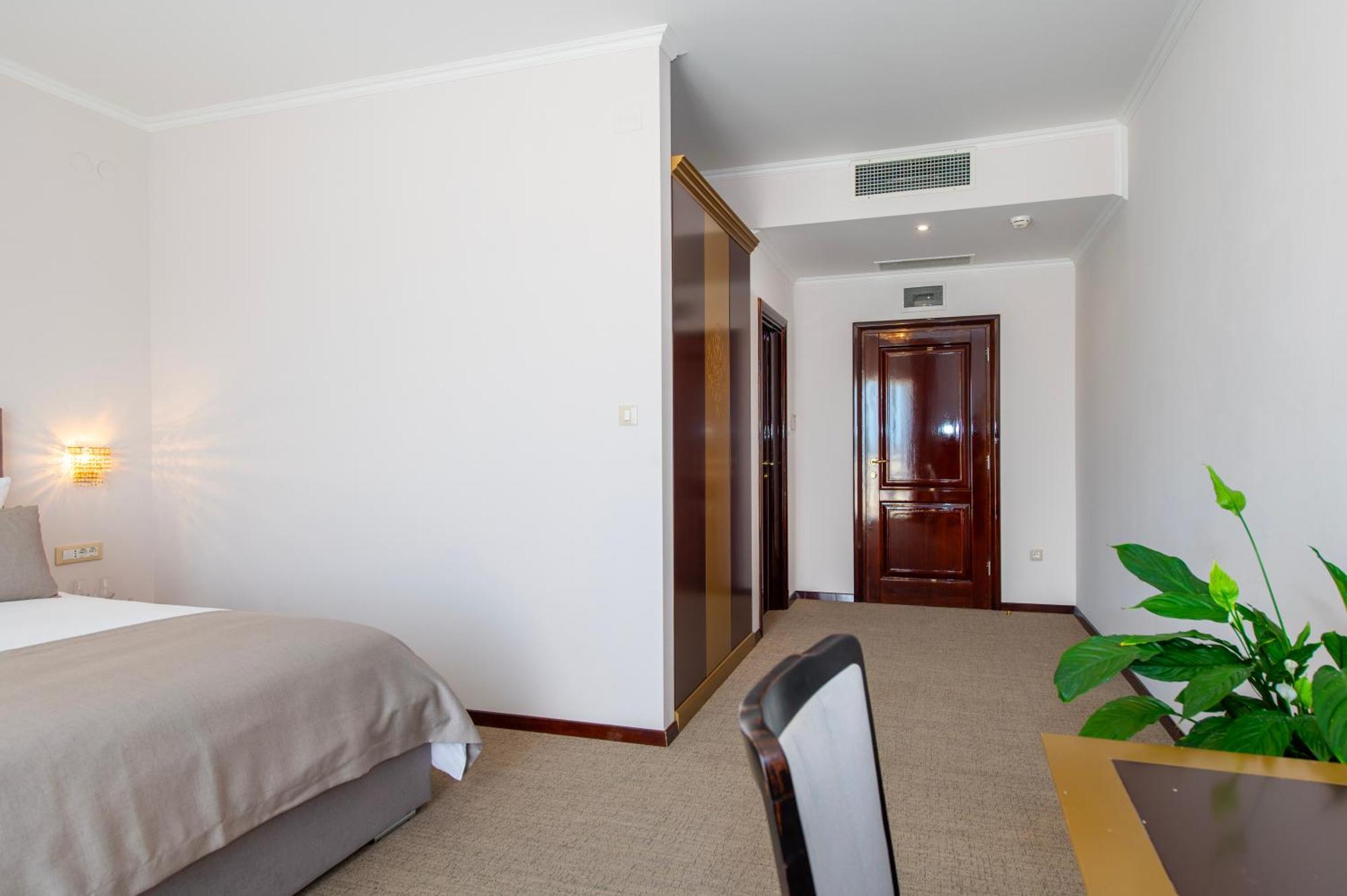 Guest Accommodation Atrium Gulin 로조박 외부 사진