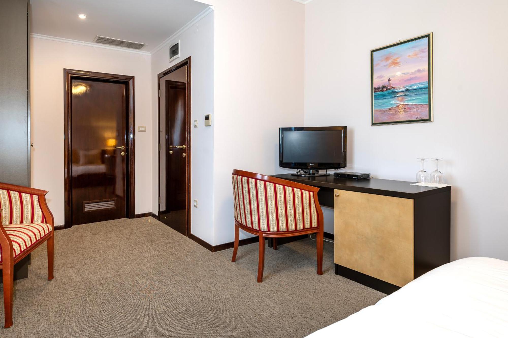 Guest Accommodation Atrium Gulin 로조박 외부 사진