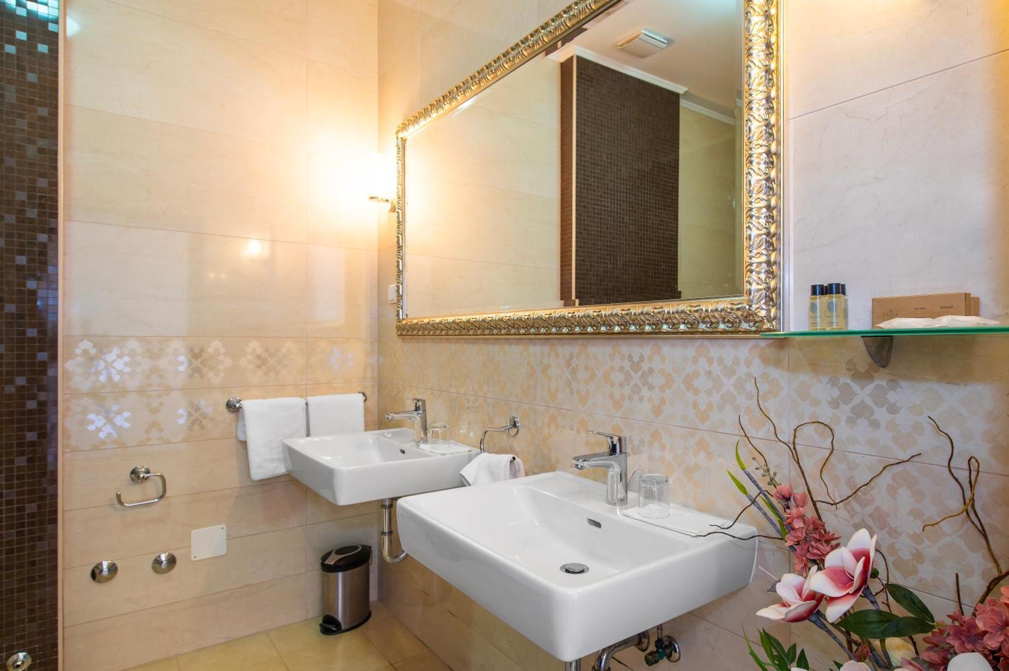 Guest Accommodation Atrium Gulin 로조박 외부 사진